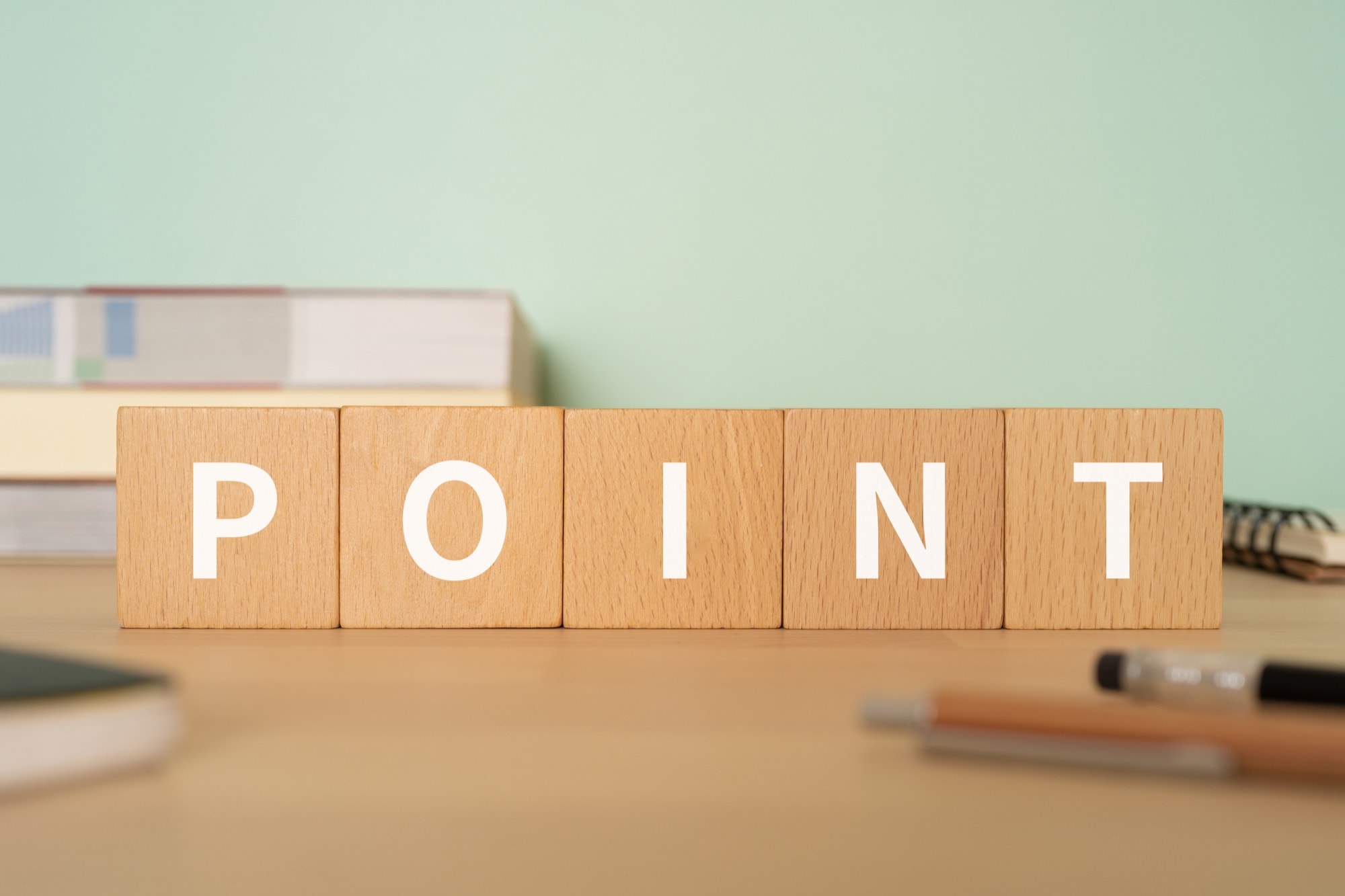 「POINT」と書かれたブロックが置かれたデスク
