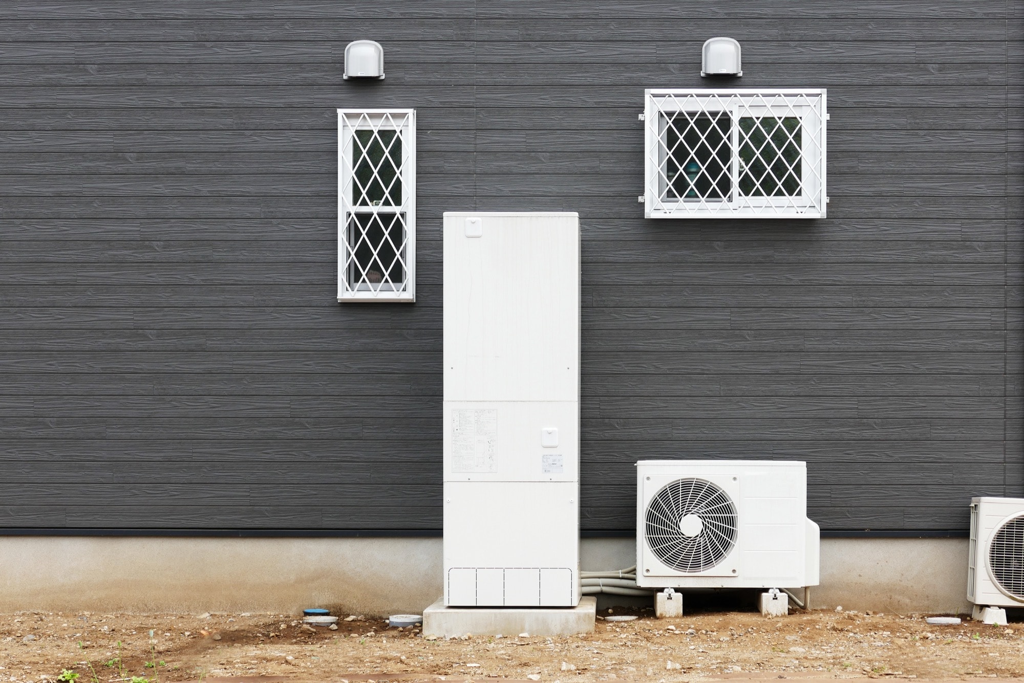 住宅屋外に設置されたエコキュート