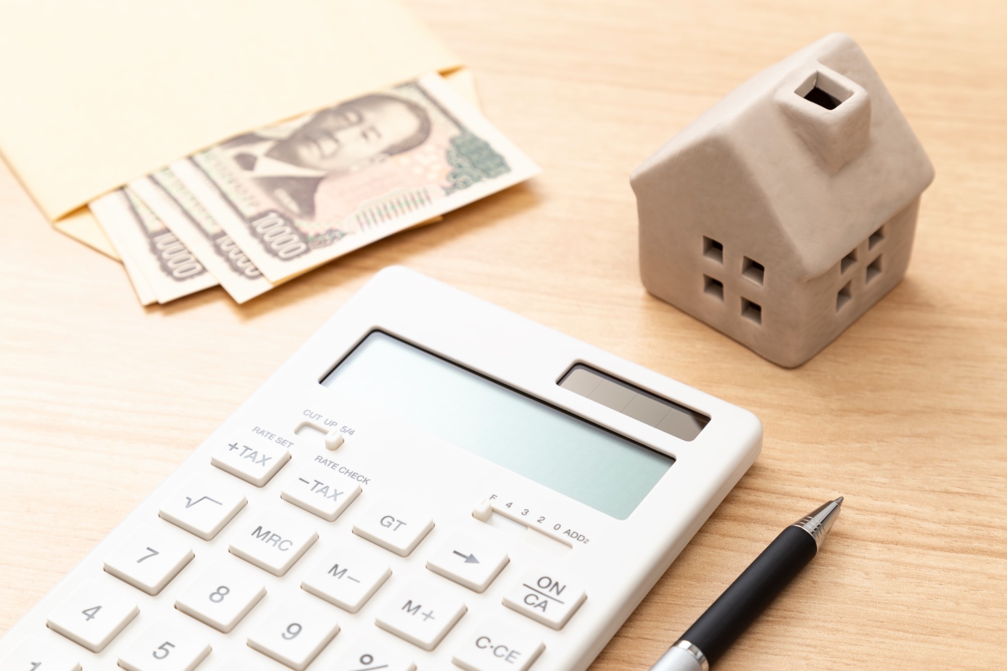 住宅模型とお金と電卓