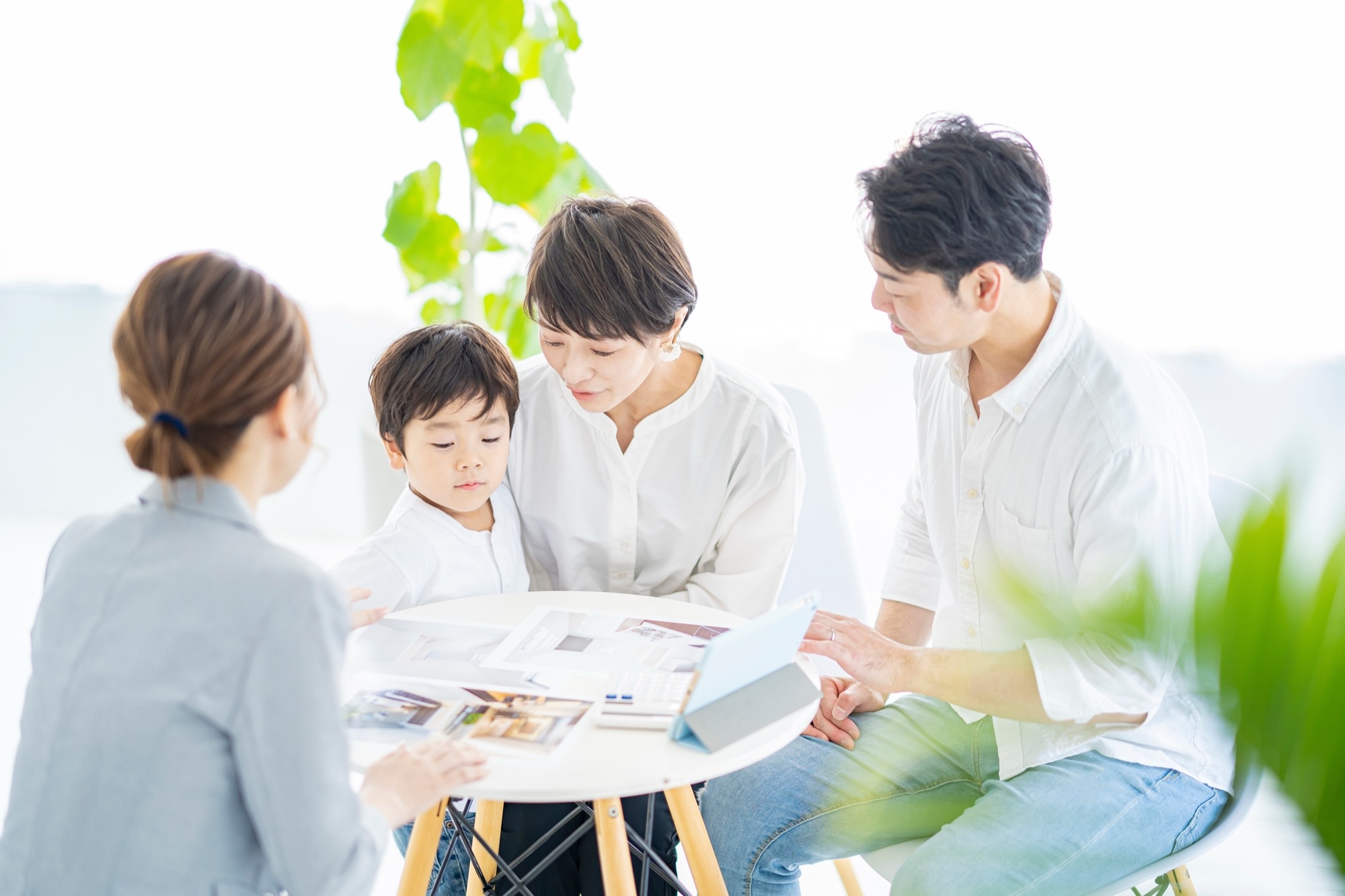 リフォームプランの説明を受ける家族