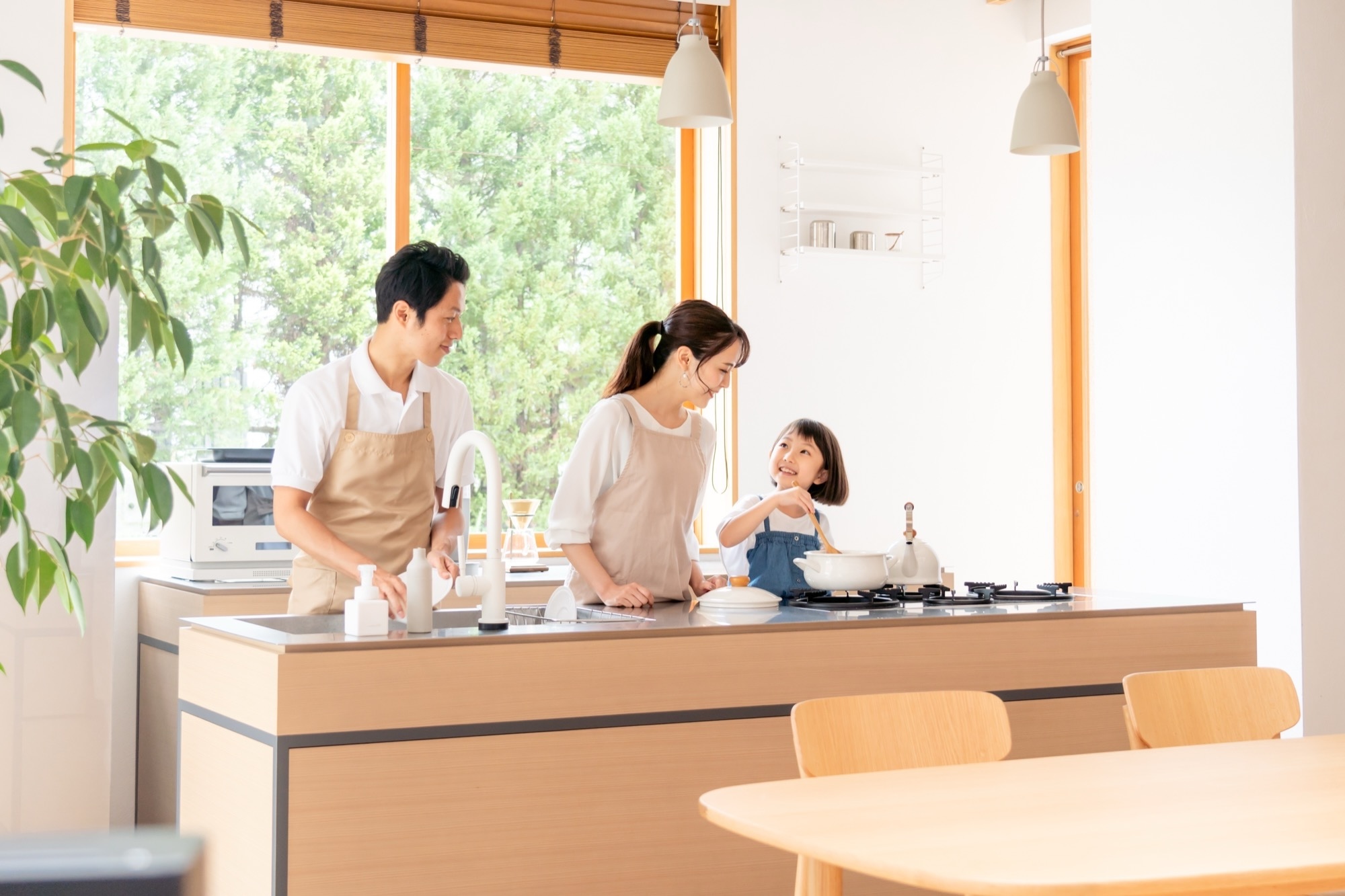 キッチンで料理する家族・ファミリー