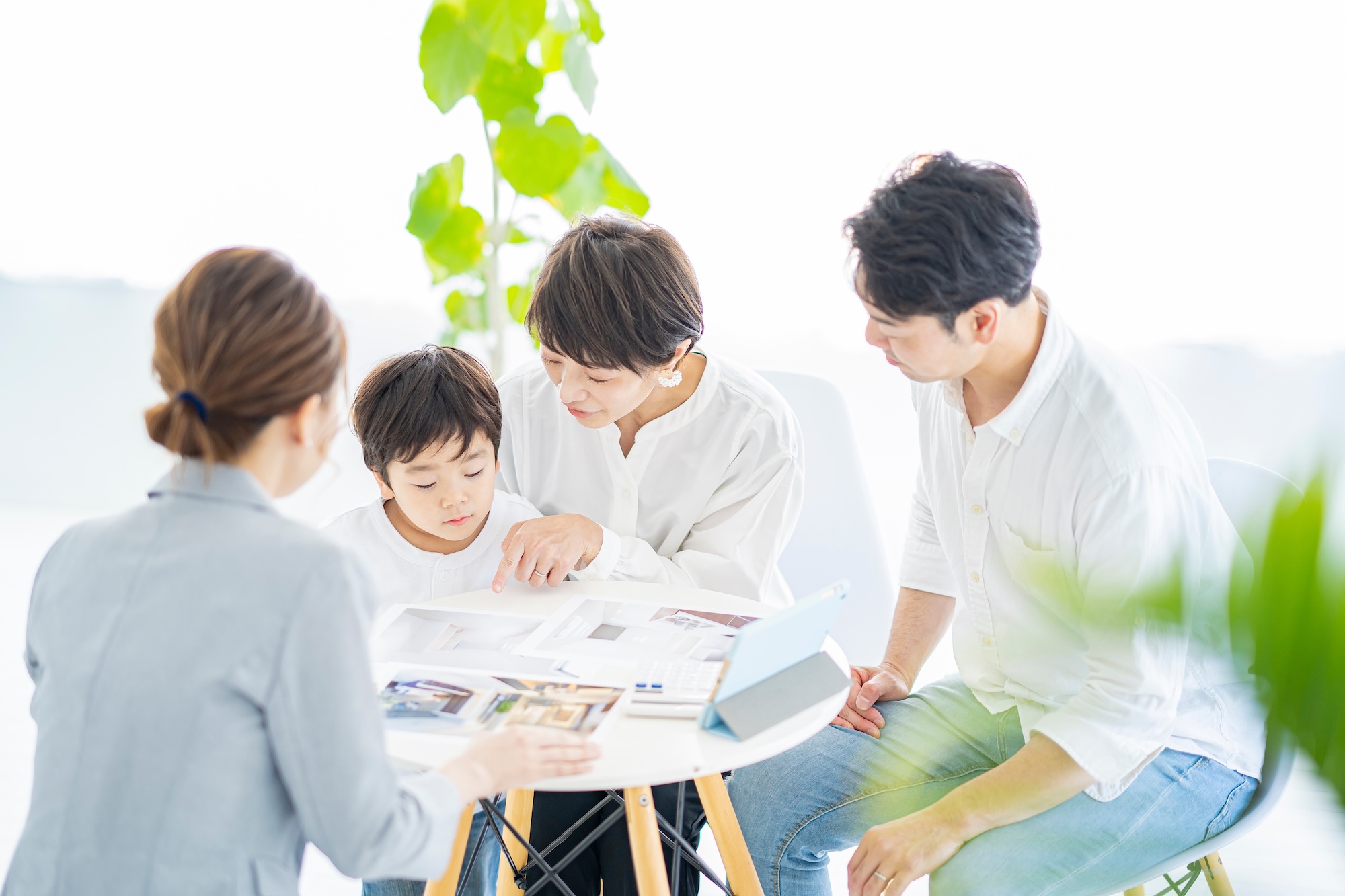 リフォーム業者と打ち合わせる家族