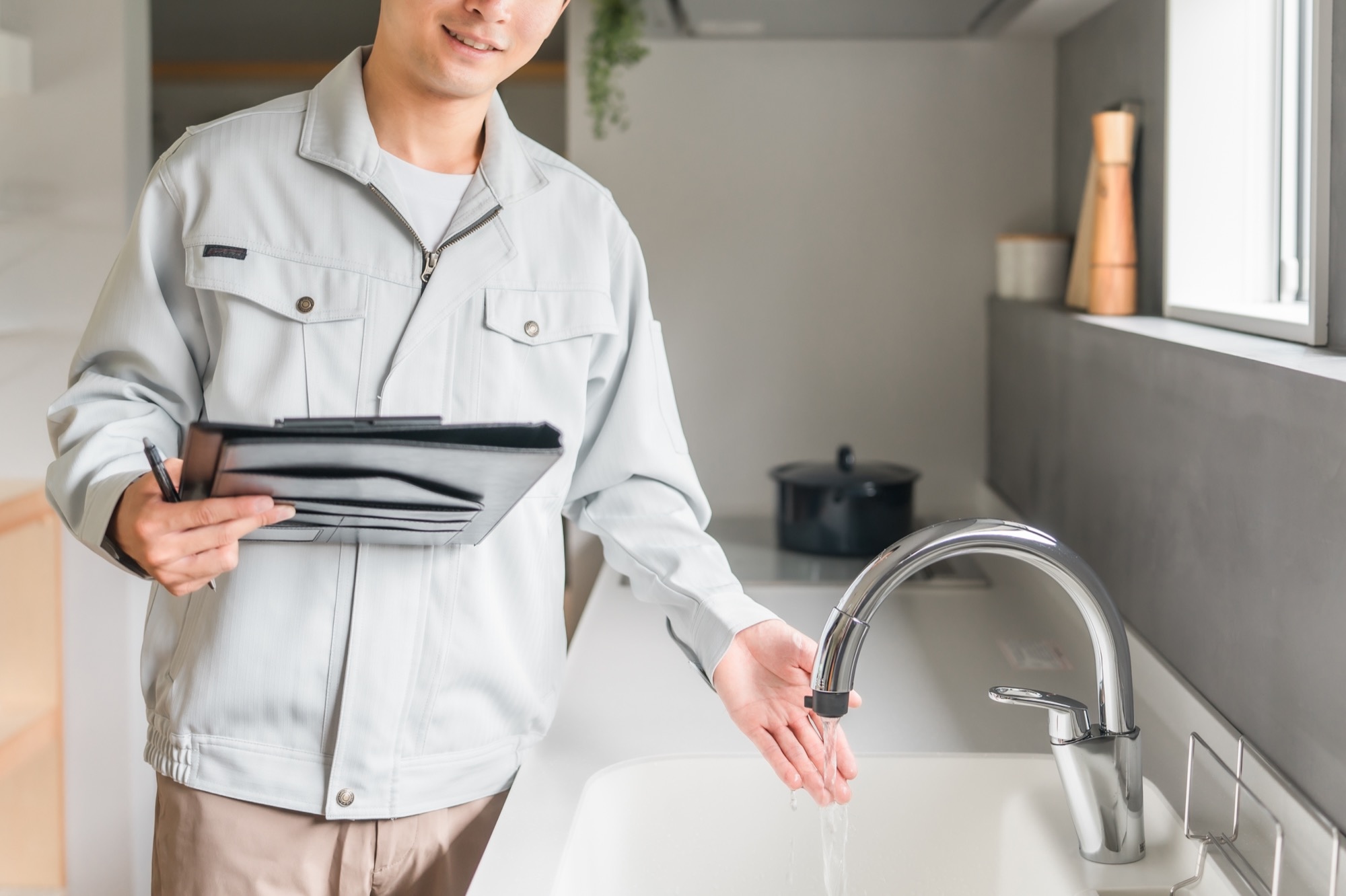 水道をチェックするリフォーム業者